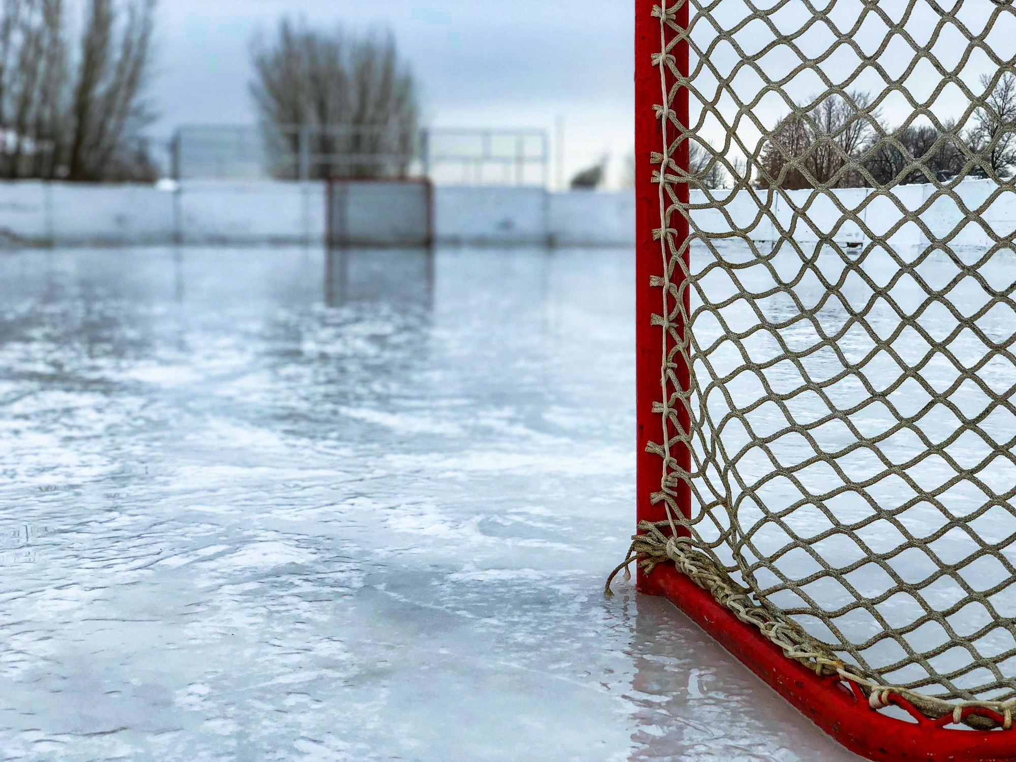 Eishockey-Arena – atmosphärische Partnerschaftsimpression